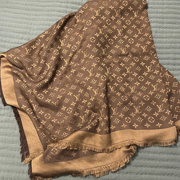 Authentic Louis Vuitton Monogram Shine Shawl - Picture 3 of 5